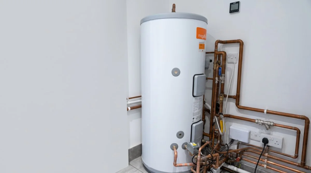 Unvented hot water cylinder and copper manifold
